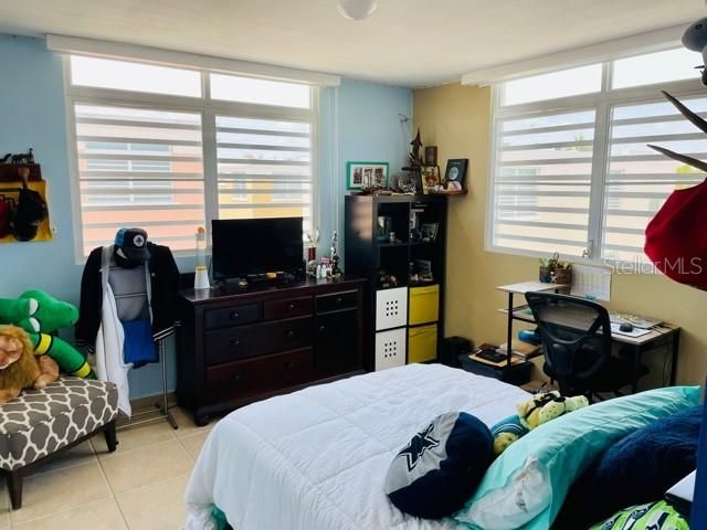 Vendido Recientemente: $330,000 (4 camas, 3 baños, 2200 Pies cuadrados)