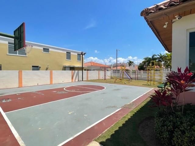 Vendido Recientemente: $330,000 (4 camas, 3 baños, 2200 Pies cuadrados)