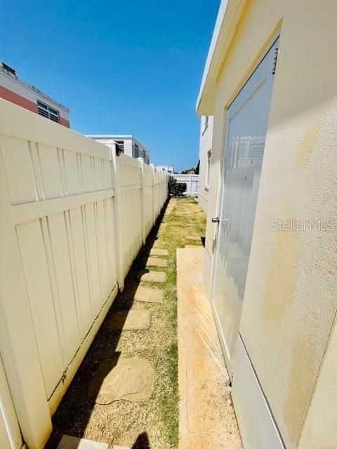 Vendido Recientemente: $330,000 (4 camas, 3 baños, 2200 Pies cuadrados)