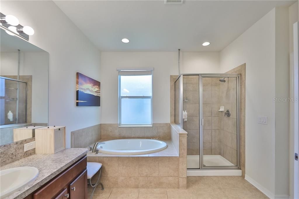 最近售出: $385,000 (4 贝兹, 3 浴室, 2599 平方英尺)
