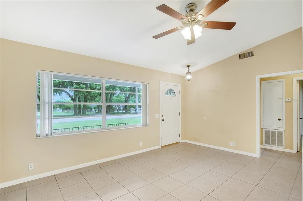 Recently Sold: $190,000 (2 beds, 1 baths, 973 Square Feet)