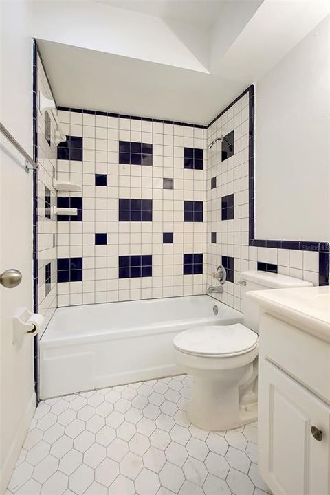 最近售出: $190,000 (2 贝兹, 1 浴室, 973 平方英尺)
