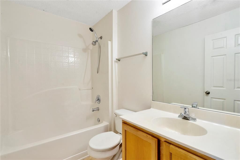 最近售出: $300,000 (4 贝兹, 2 浴室, 2142 平方英尺)