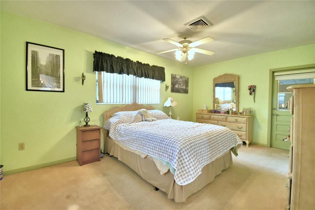 Vendido Recientemente: $225,000 (2 camas, 2 baños, 1936 Pies cuadrados)