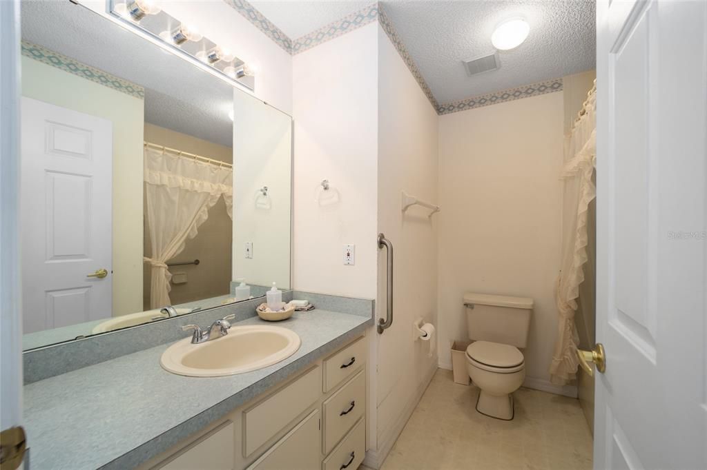 最近售出: $175,000 (3 贝兹, 2 浴室, 1727 平方英尺)