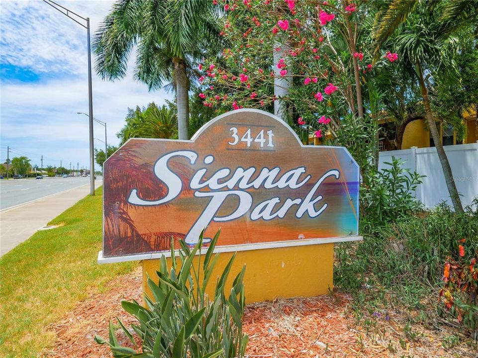 Front Entrance only 3 miles to Siesta Key
