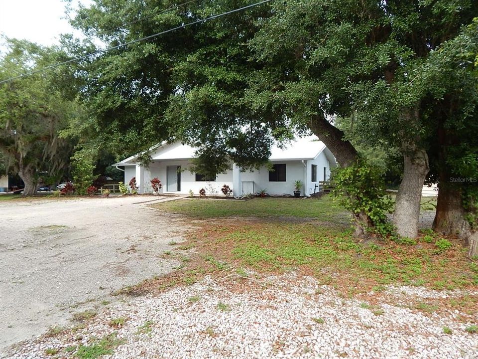 Huge oak tree in front yard give nice shade.