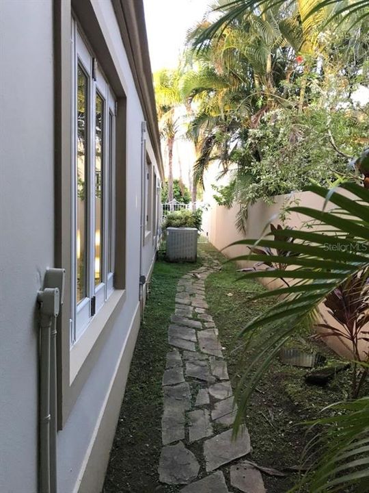 Vendido Recientemente: $925,000 (4 camas, 3 baños, 3459 Pies cuadrados)