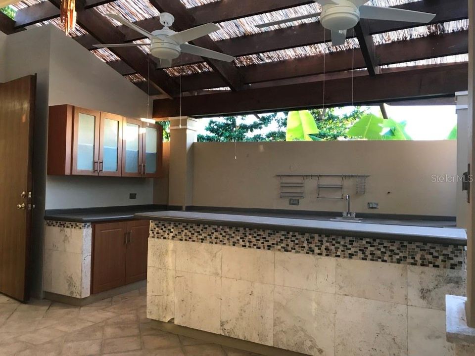 Vendido Recientemente: $925,000 (4 camas, 3 baños, 3459 Pies cuadrados)