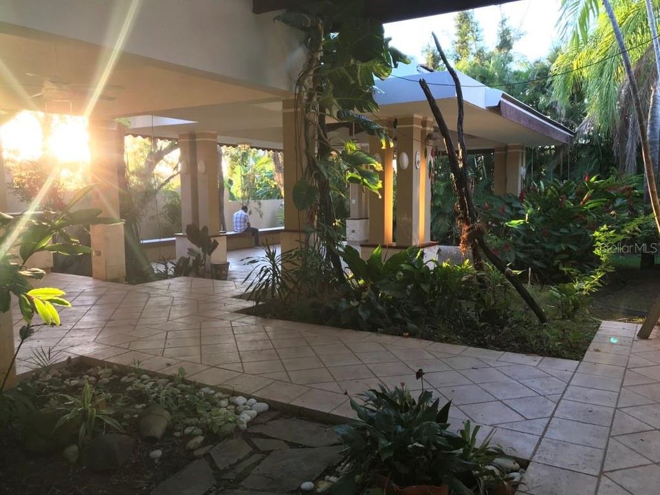 Vendido Recientemente: $925,000 (4 camas, 3 baños, 3459 Pies cuadrados)