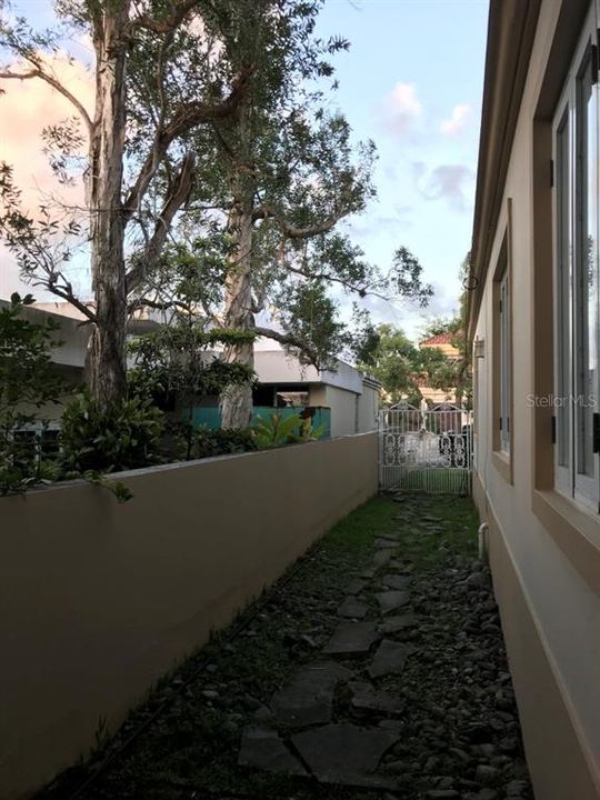 Vendido Recientemente: $925,000 (4 camas, 3 baños, 3459 Pies cuadrados)