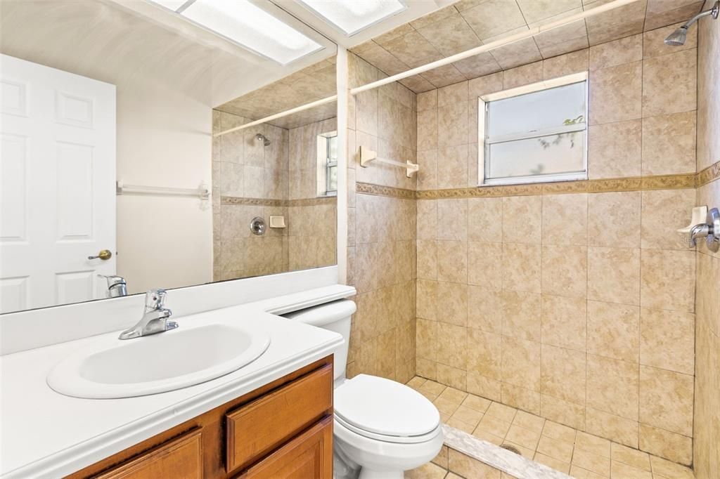 最近售出: $389,900 (4 贝兹, 3 浴室, 2527 平方英尺)
