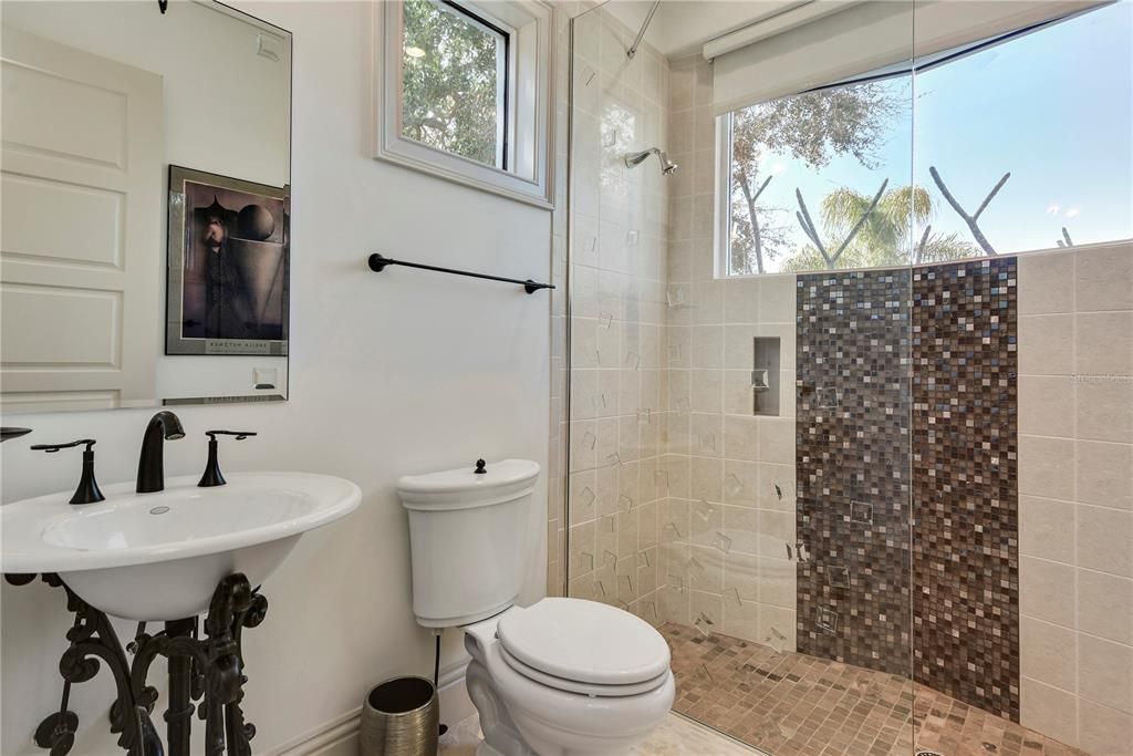 最近售出: $3,995,000 (5 贝兹, 5 浴室, 6913 平方英尺)