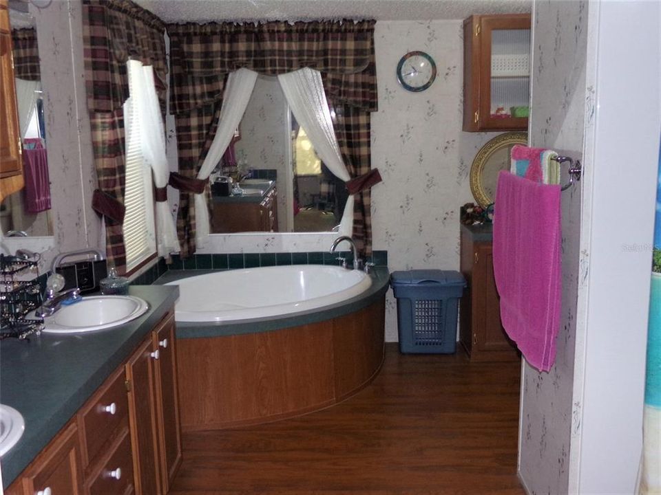 MASTER BATH WITH GARDEN TUB