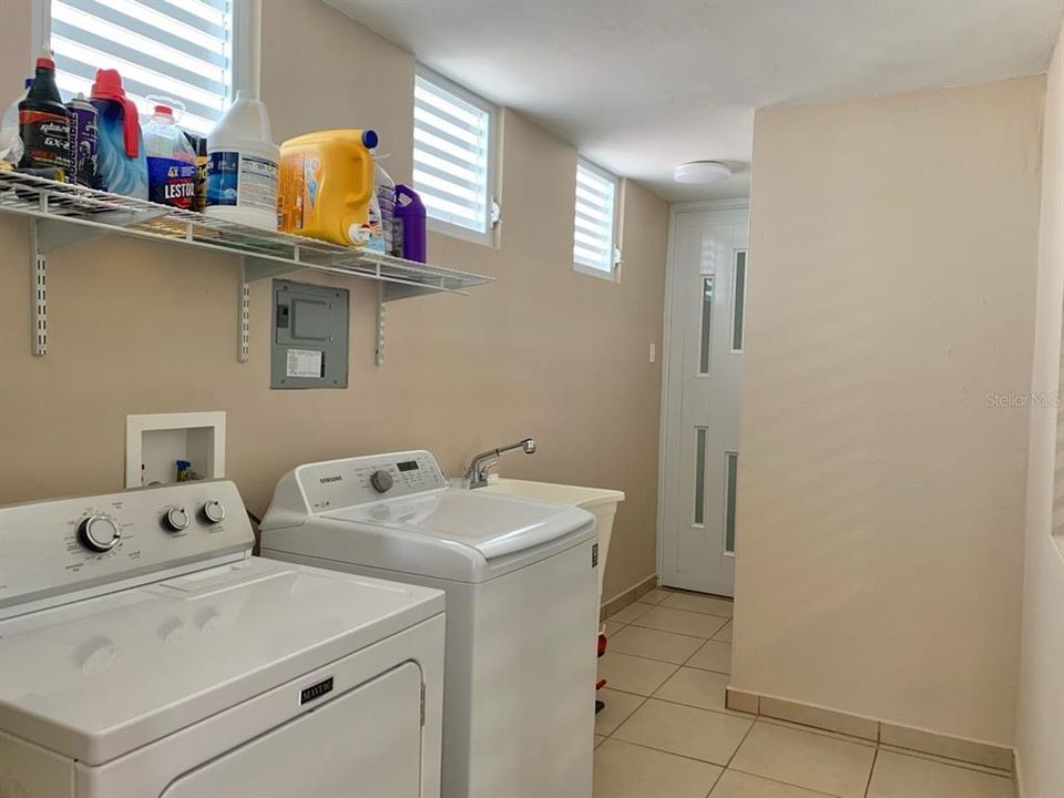 Vendido Recientemente: $270,000 (4 camas, 2 baños, 2416 Pies cuadrados)