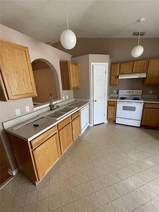 Recently Rented: $1,700 (3 beds, 2 baths, 1303 Square Feet)