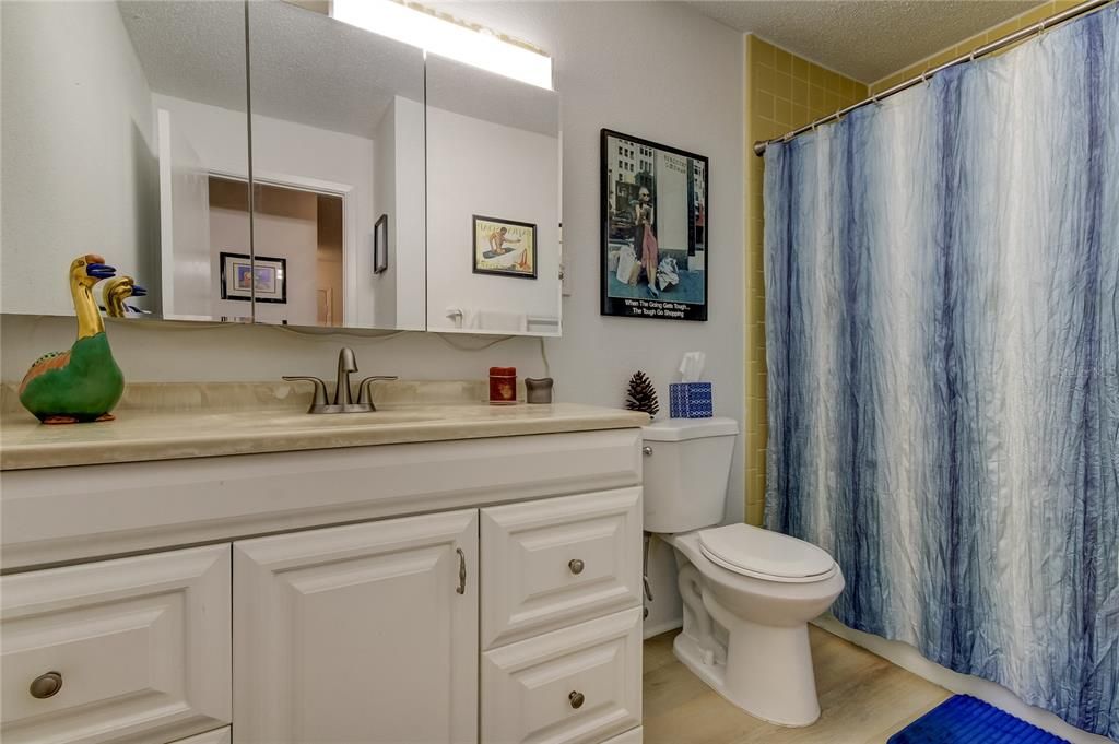 最近售出: $90,000 (1 贝兹, 1 浴室, 825 平方英尺)