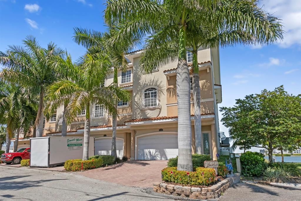 Recently Sold: $999,000 (4 beds, 4 baths, 3270 Square Feet)
