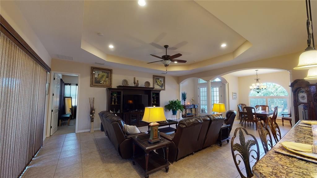 Living room with tray ceiling