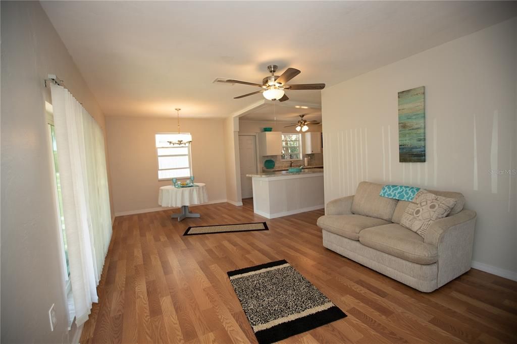 Recently Sold: $150,000 (2 beds, 1 baths, 897 Square Feet)
