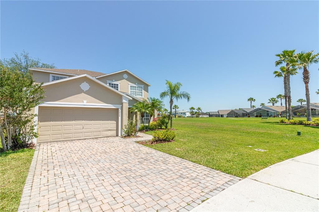 Recently Sold: $349,900 (6 beds, 3 baths, 2604 Square Feet)