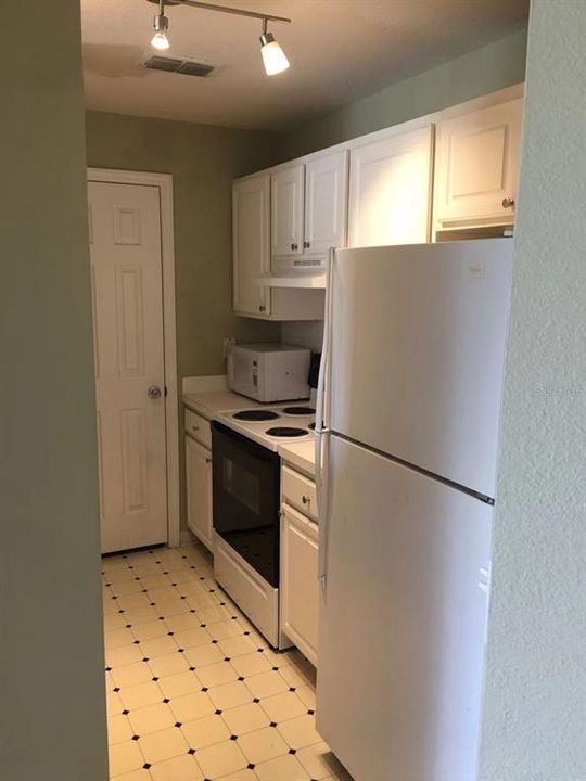 Recently Sold: $229,900 (1 beds, 1 baths, 687 Square Feet)