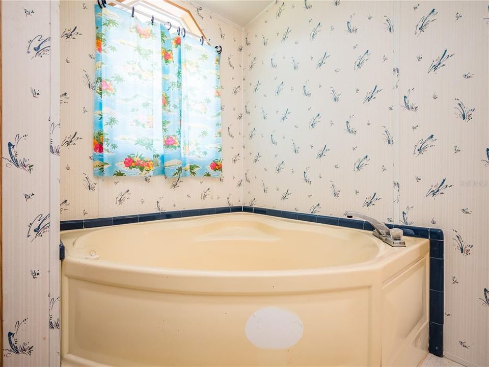 最近售出: $98,000 (3 贝兹, 2 浴室, 1296 平方英尺)