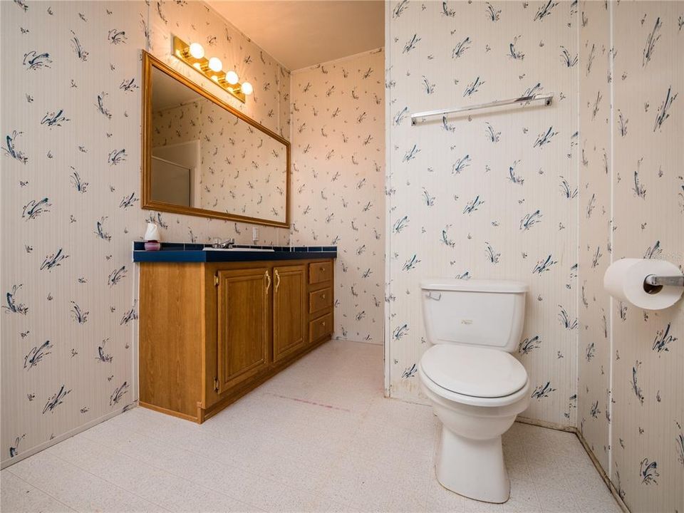 最近售出: $98,000 (3 贝兹, 2 浴室, 1296 平方英尺)