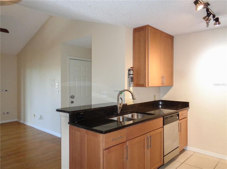 Recently Rented: $1,300 (1 beds, 1 baths, 742 Square Feet)