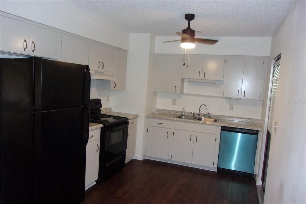 Recently Rented: $950 (2 beds, 1 baths, 864 Square Feet)