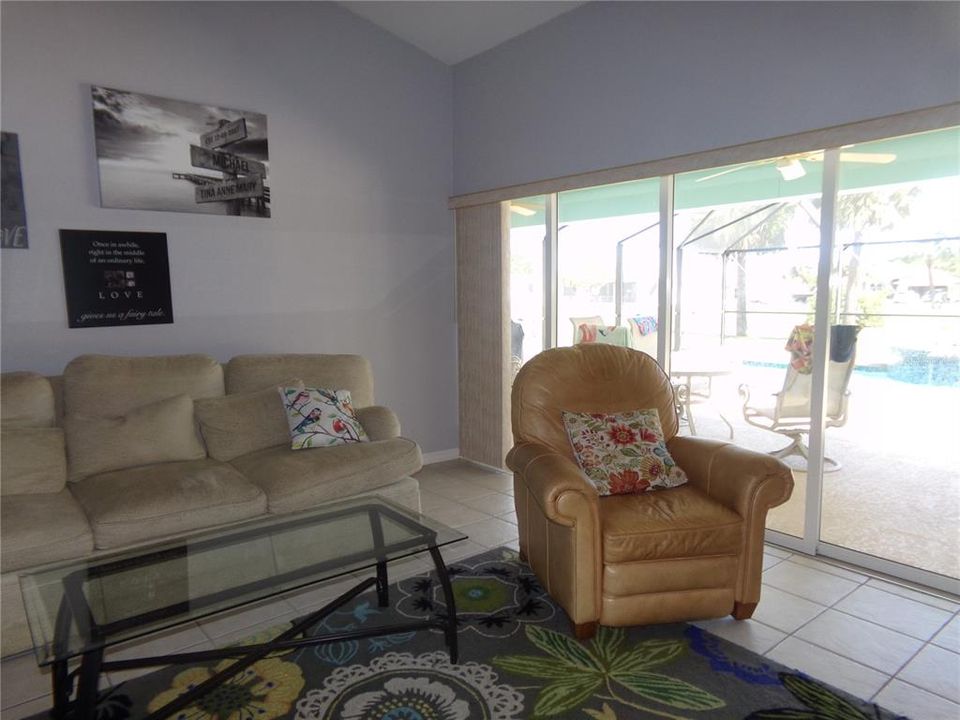 Recently Sold: $450,000 (3 beds, 2 baths, 1960 Square Feet)