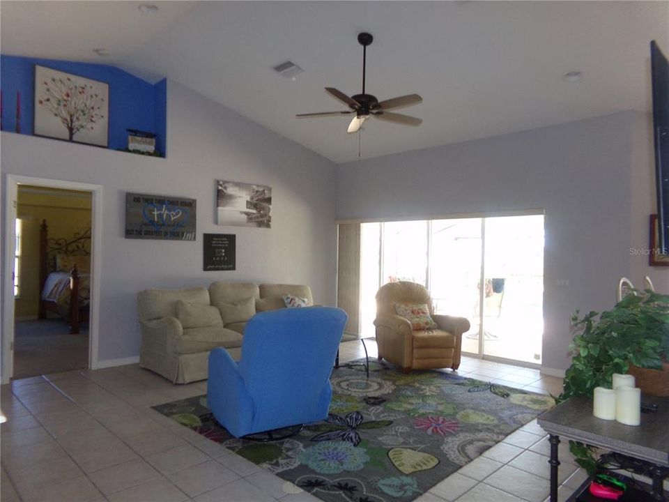 Recently Sold: $450,000 (3 beds, 2 baths, 1960 Square Feet)