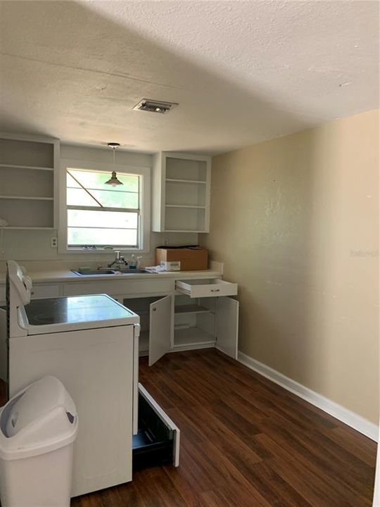 Recently Sold: $100,000 (3 beds, 1 baths, 832 Square Feet)
