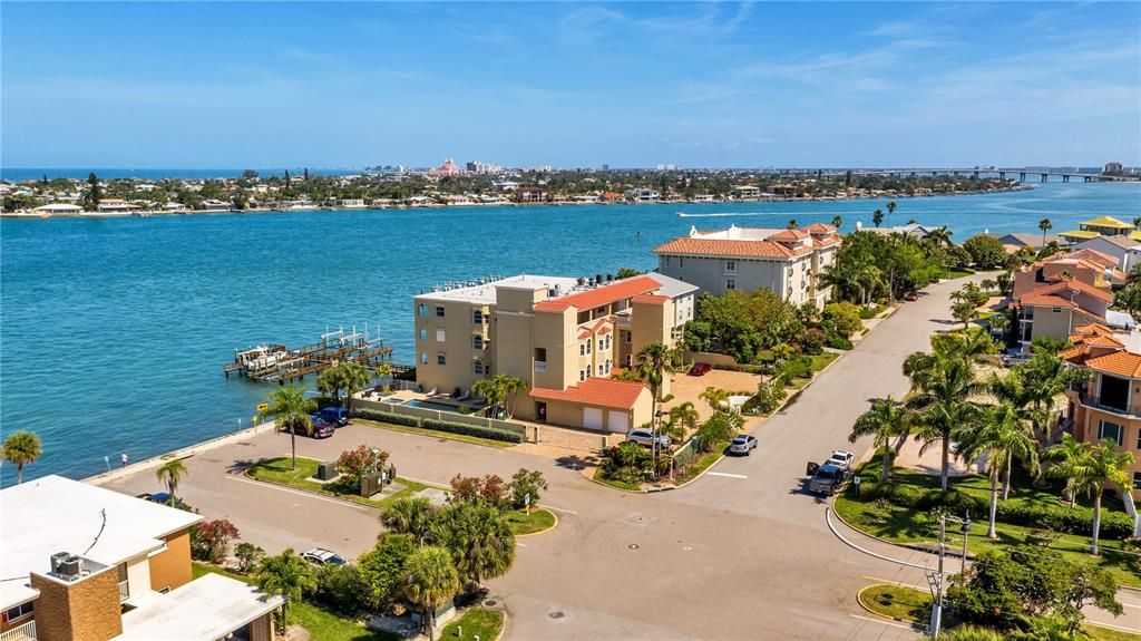 Recently Sold: $989,000 (3 beds, 3 baths, 2068 Square Feet)