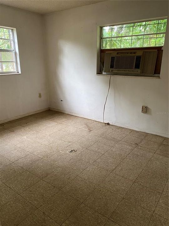 Vendido Recientemente: $100,000 (3 camas, 1 baños, 994 Pies cuadrados)