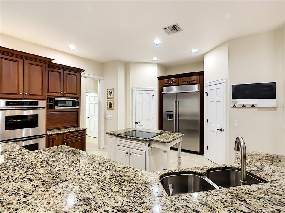 BEAUTIFULLY UPDATED KITCHEN