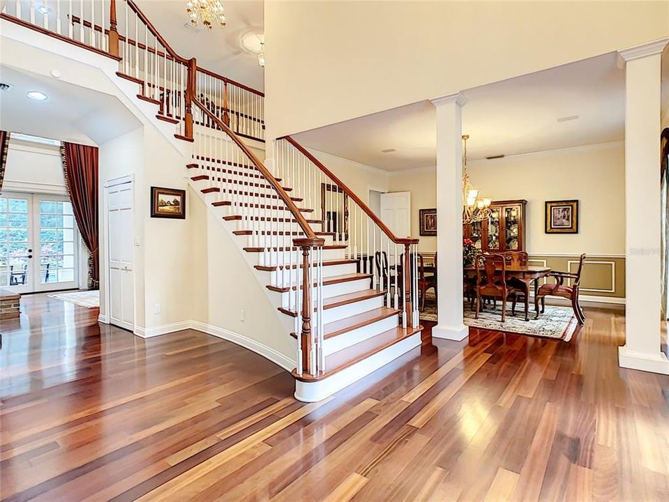 FOYER / FORMAL DINING ROOM