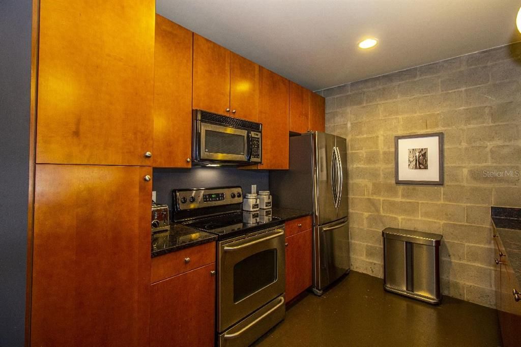 Recently Sold: $279,000 (1 beds, 1 baths, 1002 Square Feet)