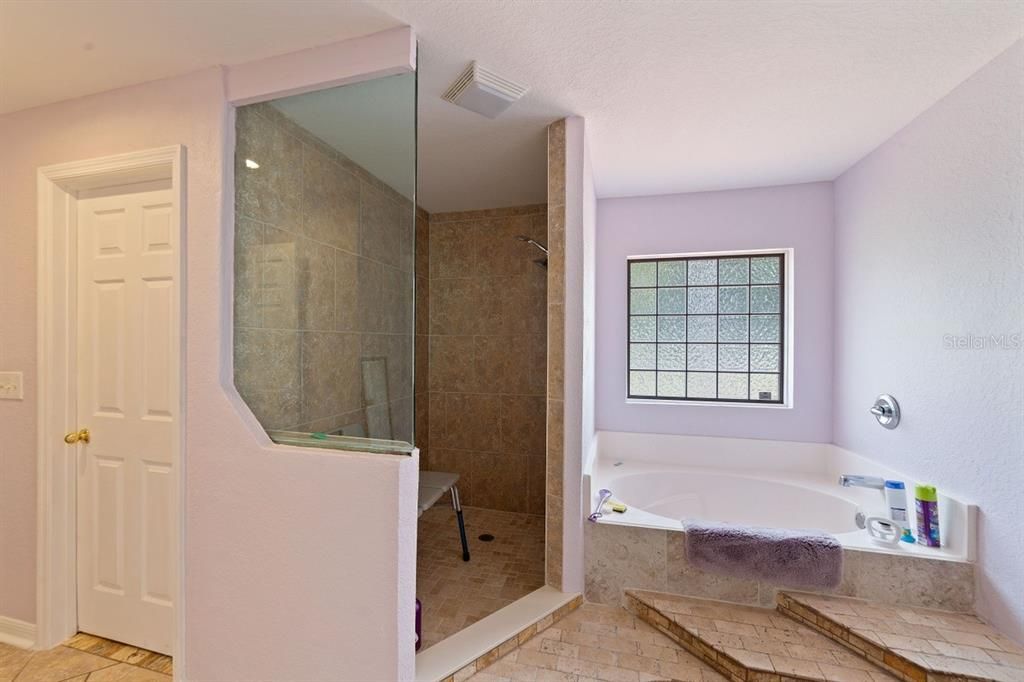 最近售出: $349,000 (4 贝兹, 2 浴室, 2528 平方英尺)