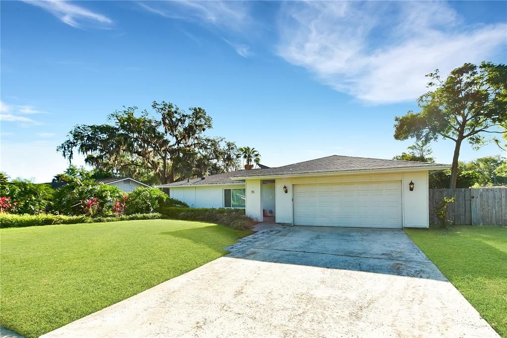 Great 5/3 pool home in Longwood! Awesome lush landscaping in the front.