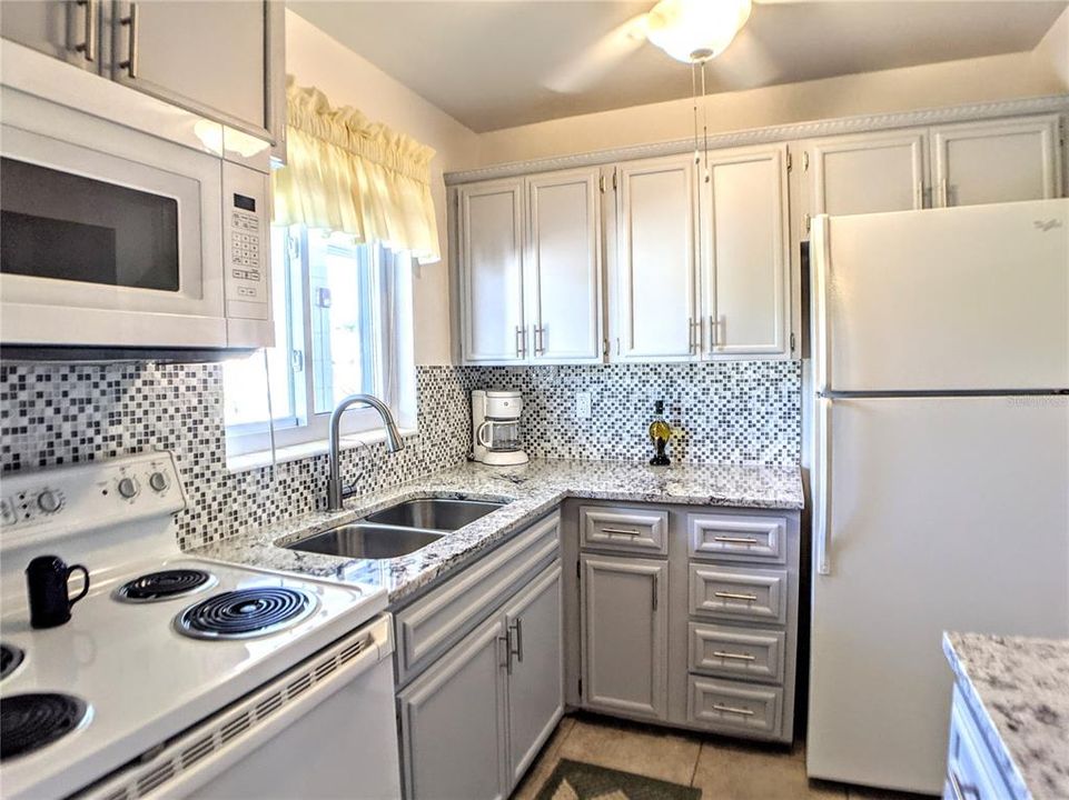 WOW! what a great kitchen, solid wood cabinets, granite counter tops and a new backsplash.