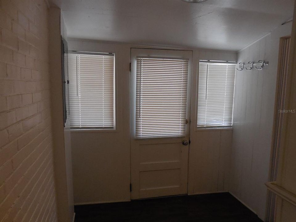 Recently Rented: $900 (1 beds, 1 baths, 703 Square Feet)