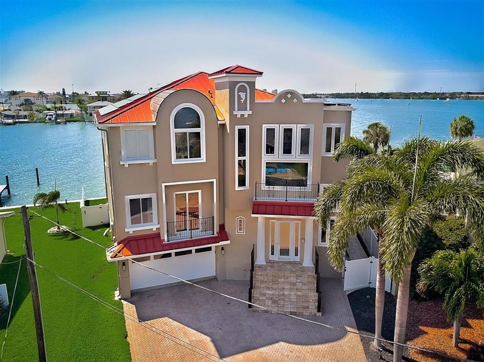 Recently Sold: $2,399,900 (4 beds, 2 baths, 4482 Square Feet)