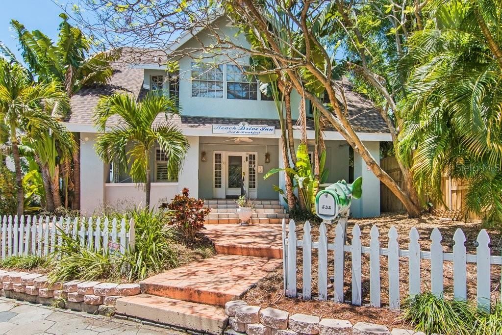 Recently Sold: $2,600,000 (7 beds, 7 baths, 3679 Square Feet)