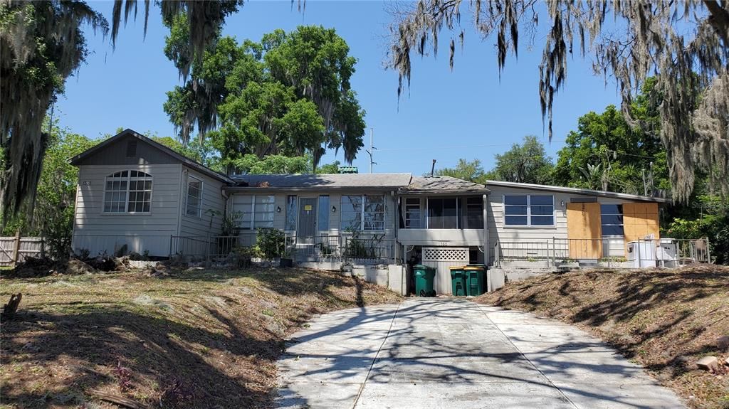 Main home fronts Lakeshore Dr in Mount Dora and has 2 rental units...a 2/1 and a 1/1.