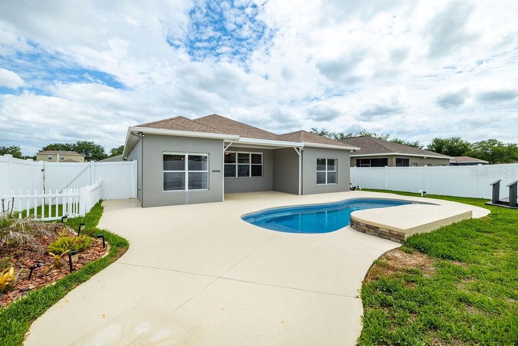 Recently Sold: $269,900 (4 beds, 2 baths, 2011 Square Feet)