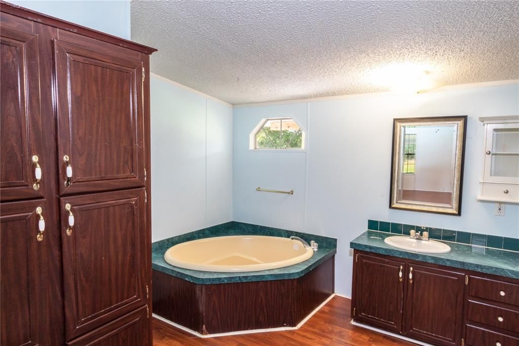 最近售出: $250,000 (4 贝兹, 2 浴室, 2340 平方英尺)