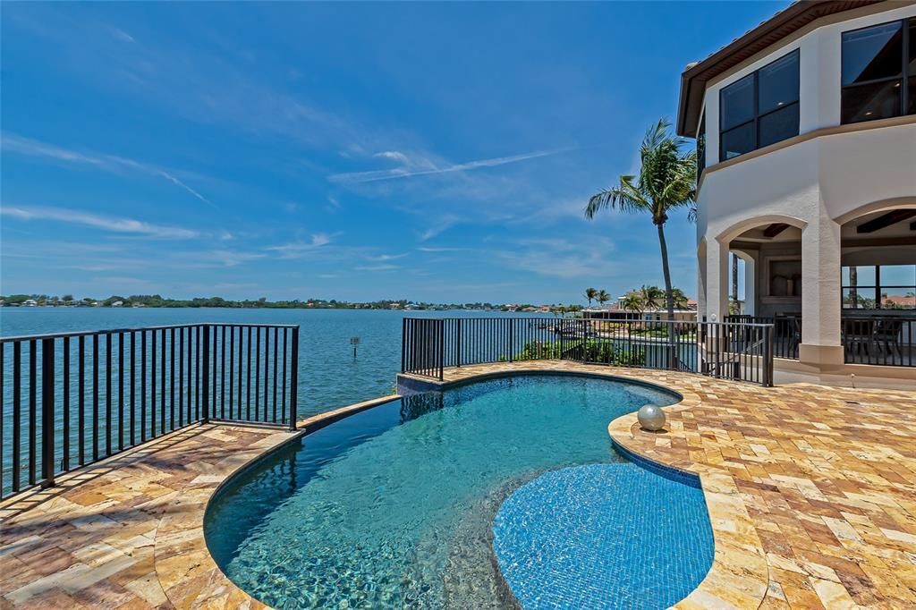 Recently Sold: $6,300,000 (4 beds, 5 baths, 6883 Square Feet)