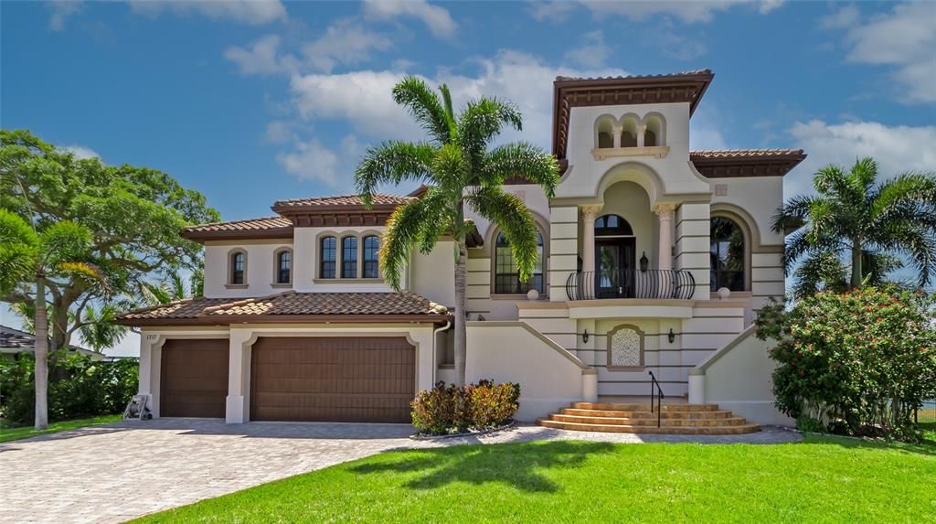 Recently Sold: $6,300,000 (4 beds, 5 baths, 6883 Square Feet)