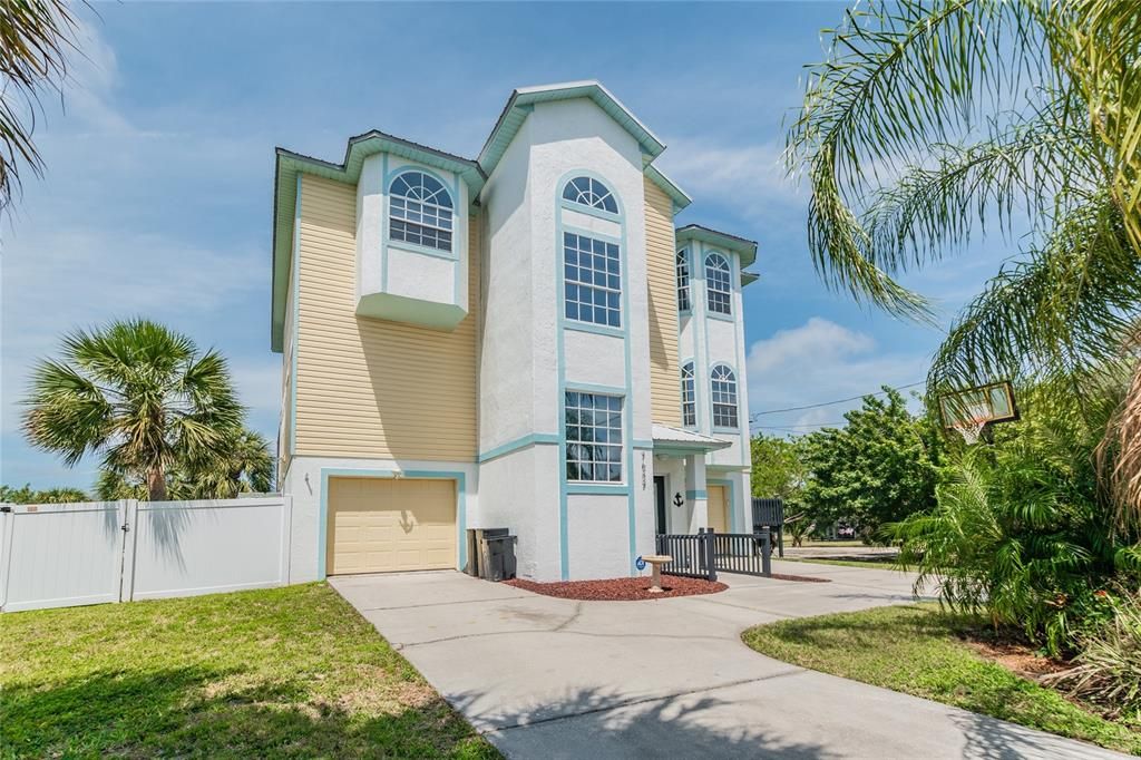 Recently Sold: $589,000 (6 beds, 3 baths, 2736 Square Feet)